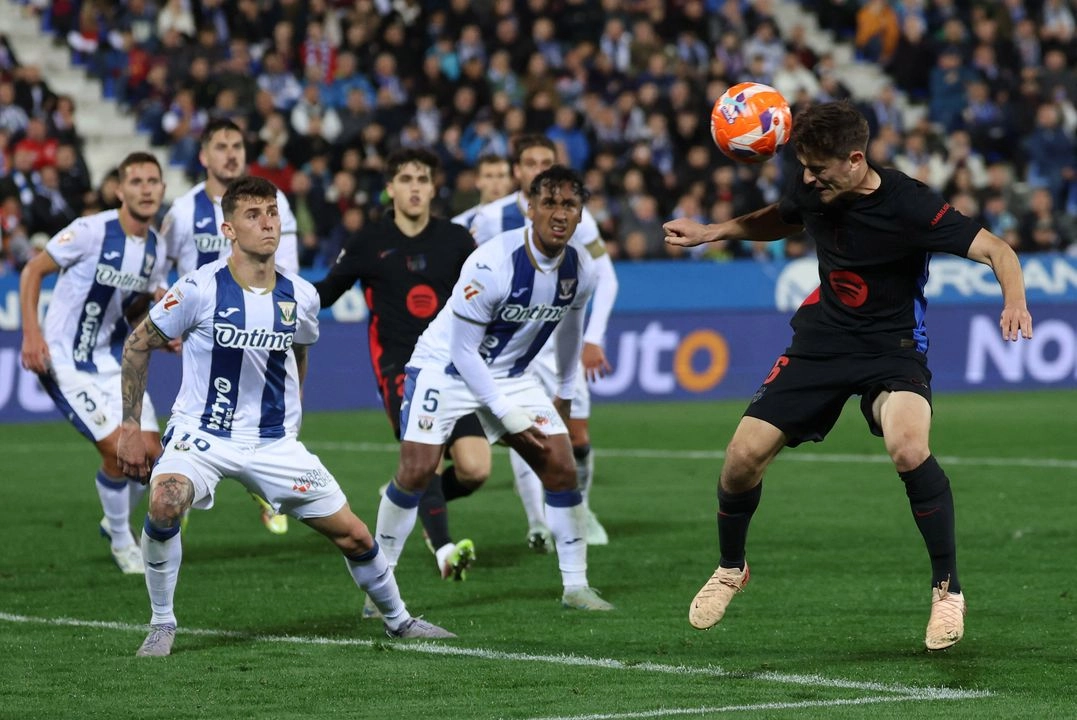 Con poco ritmo, menos aún por algunas faltas, como la lesión de Alejandro Balde, Flick metió en la reanudación a Frenkie de Jong. Foto 