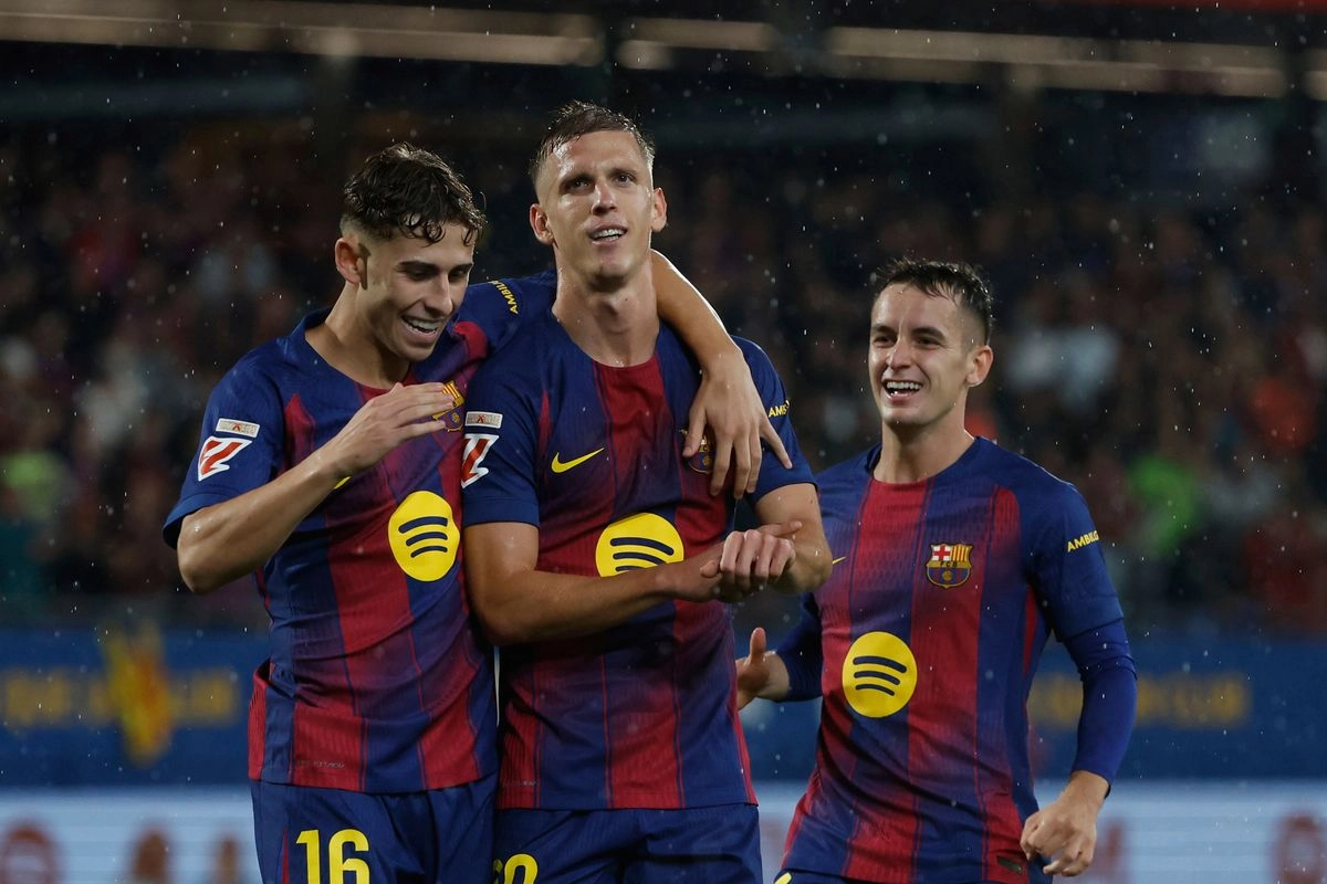Dani Olmo, del Barcelona, ​​en el centro, celebra el tercer gol de su equipo durante un partido de la Liga española entre el FC Barcelona y el Getafe en el estadio Johan Cruyff de Barcelona, ​​España, el domingo 21 de septiembre de 2025. Foto