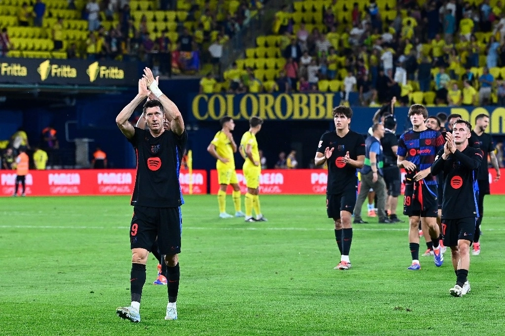 El delantero polaco #09 del Barcelona, ​​Robert Lewandowski, celebra al final del partido de futbol de la liga española entre el Villarreal CF y el FC Barcelona en el estadio La Cerámica en Vila-real, el 22 de septiembre de 2024. Foto Afp