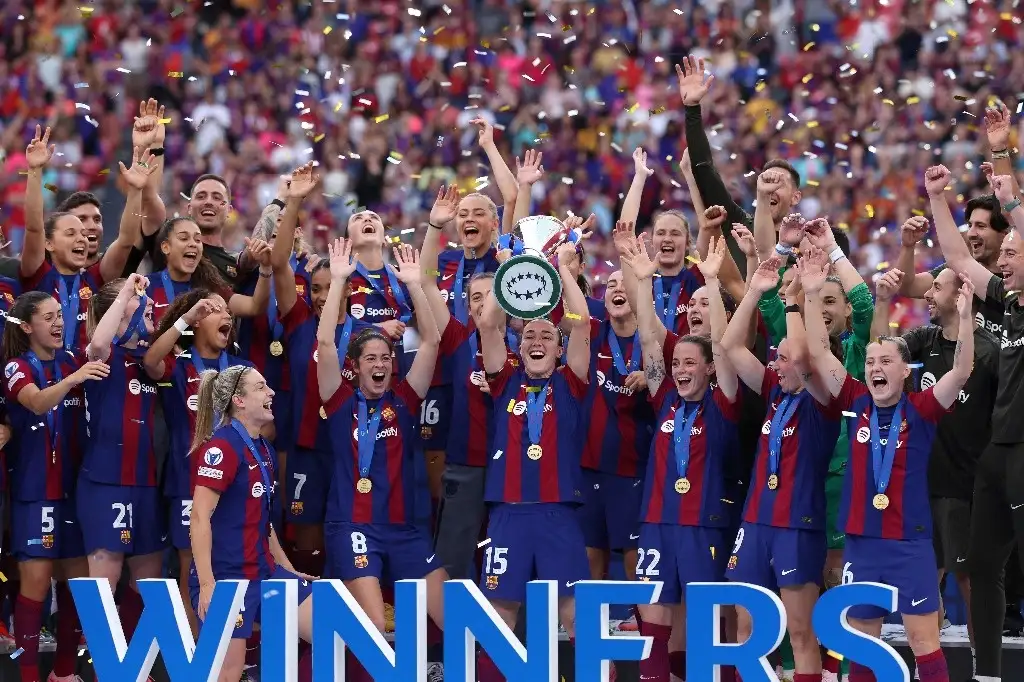 Las jugadoras del Barcelona celebran con el trofeo tras ganar la final de la Liga de Campeones Femenina de la UEFA entre el FC Barcelona y el Olympique Lyonnais en el estadio de San Mamés de Bilbao el 25 de mayo de 2024.