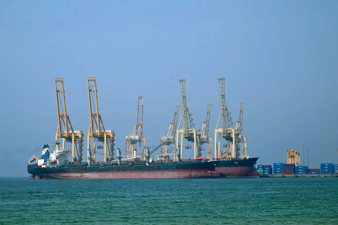 Se ven petroleros en la terminal de contenedores de Khor Fakkan, el único puerto natural de aguas profundas de la región y uno de los principales puertos de contenedores del Emirato de Sharjah, a lo largo del estrecho de Ormuz, una vía fluvial por la que pasa una quinta parte de la producción mundial de petróleo el 23 de junio de 2025. 