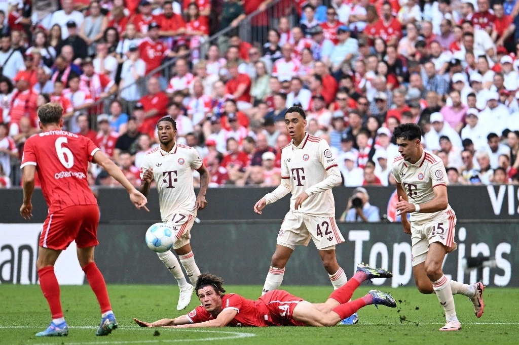 El centrocampista alemán del Friburgo, número 34, Merlin Roehl, se lanza por el balón durante el partido de futbol de la primera división alemana, la Bundesliga, entre el FC Bayern de Múnich y el SC Freiburg en Múnich, sur de Alemania, el 1 de septiembre de 2024. Foto Afp