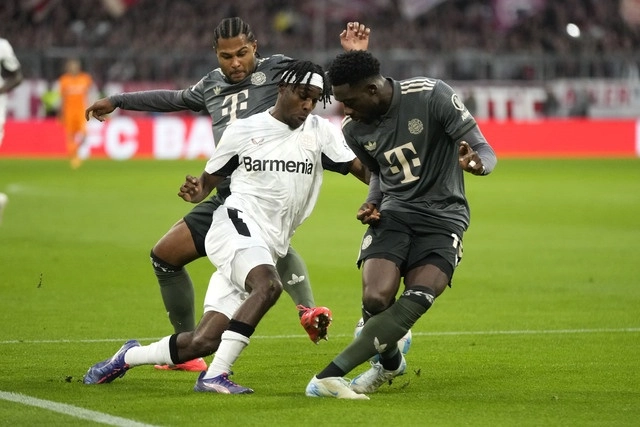 Ante su público el Bayern dominó pero el equipo visitante demostró que una de las claves de su título de la pasada temporada fue un bloque defensivo eficaz. Foto Ap