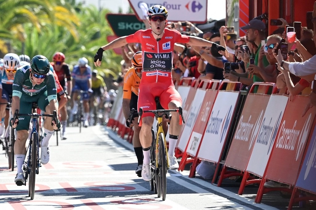 El ciclista belga, Wout Van Aert, terminó la tercera etapa de la Vuelta a España con un margen de ventaja de 13 segundos sobre el segundo lugar. Foto Afp    