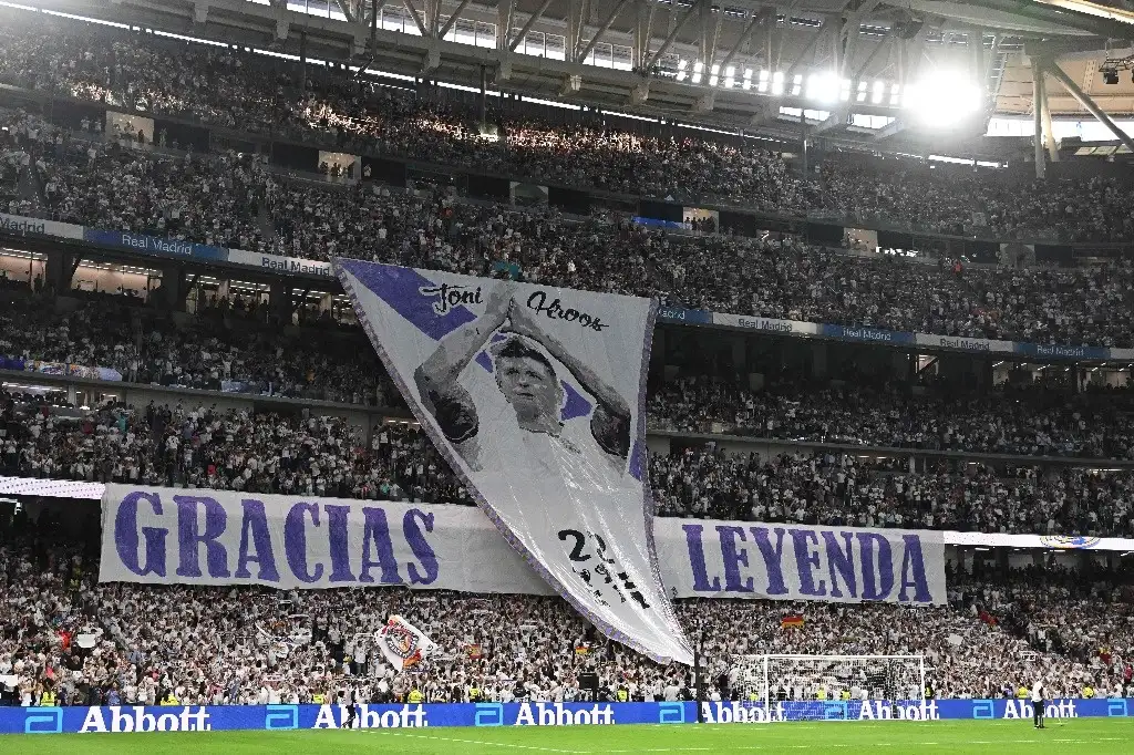 Una pancarta que dice "Gracias leyenda" y que representa al mediocampista alemán del Real Madrid #08 Toni Kroos se muestra antes del inicio del partido de fútbol de la liga española entre el Real Madrid CF y el Real Betis en el estadio Santiago Bernabeu de Madrid el 25 de mayo de 2024.  Foto Afp