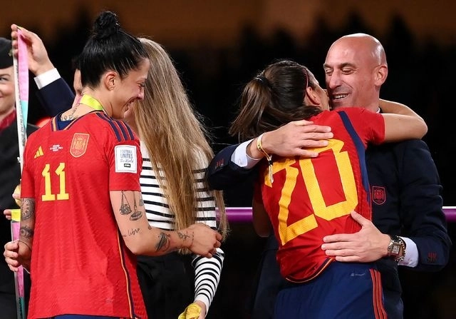 El presidente de la Federación Española de Futbol, Luis Rubiales, en el estrado en el momento de entregar las medallas a las jugadoras de la Selección española que acababan de ganar su primera Copa del Mundo, el 20 de agosto de 2023. Foto Afp 