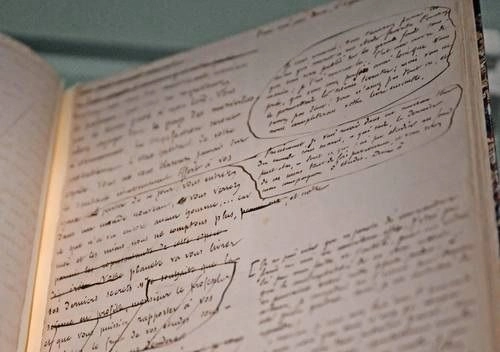 Manuscrito de la novela del escritor francés Julio Verne Veinte 'Mil leguas de viaje submarino', que prestó la Biblioteca Nacional de Francia al Museo de Picardía de Amiens, en el norte de Francia. Foto

