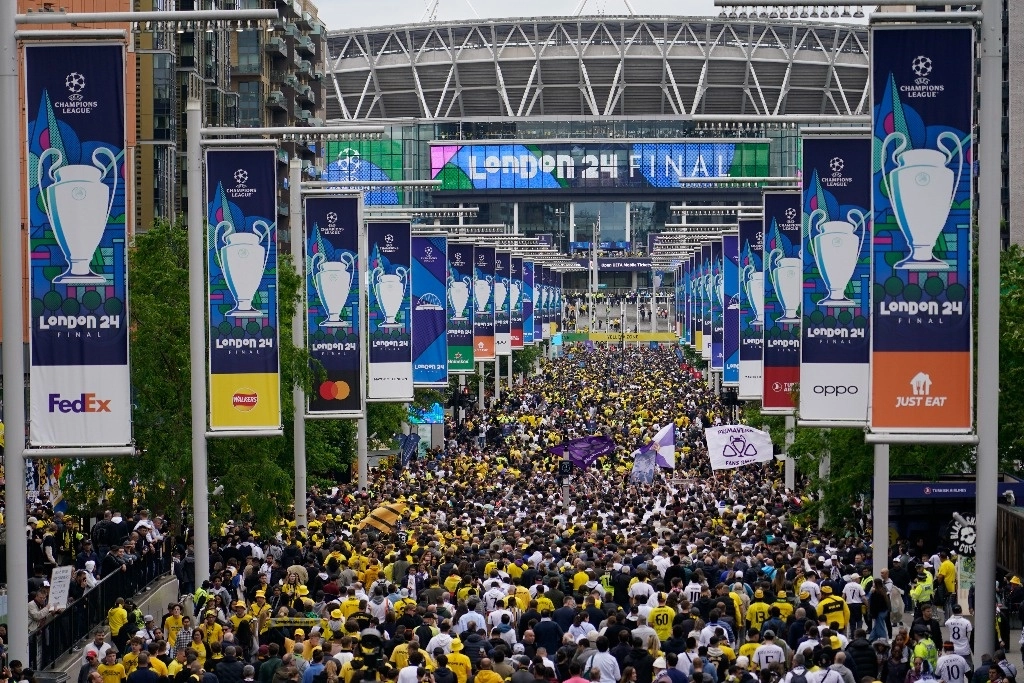 Seguidores del Dortmund de Alemania y del Real Madrid de España se dirigen al estadio Wembley de Londres, Inglaterra, para la final de la ‘Champions League’. Foto Ap
