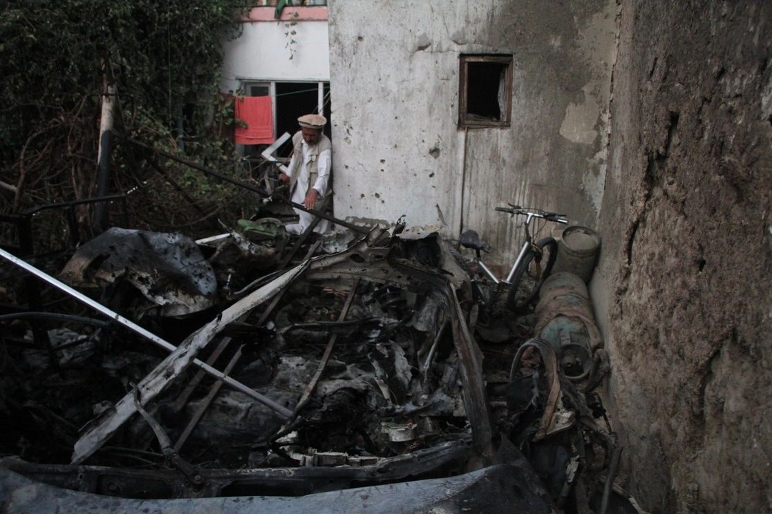 Un vehículo dañado en el sitio donde cayó un cohete en Kabul. Foto Xinhua