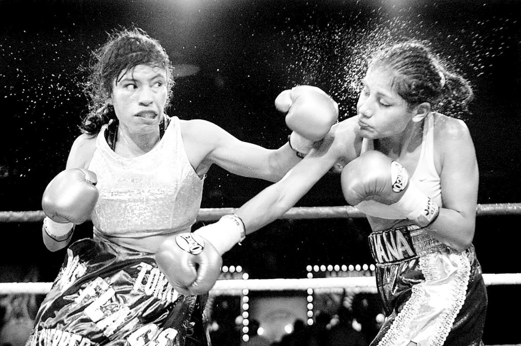Las aguerridas y emocionantes peleas que protagonizaban las campeonas mundiales mexicanas han quedado en el olvido. Aquí muestra del combate entre Ana María Torres y Mariana Juárez, quienes disputaron el título nacional gallo el 26 de junio de 2002. Foto José Núñez