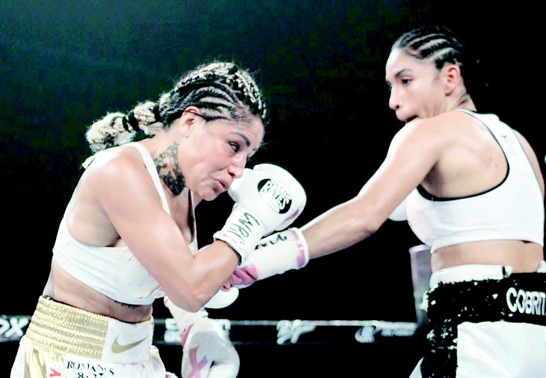 La campeona mundial en peso gallo del CMB, Yuliahn 'Cobrita' Luna (a la derecha, en el combate por el cetro ante Mariana 'Barby' Juárez), lamenta que el boxeo mexicano no haya avanzado. Foto cortesía Promociones del Pueblo