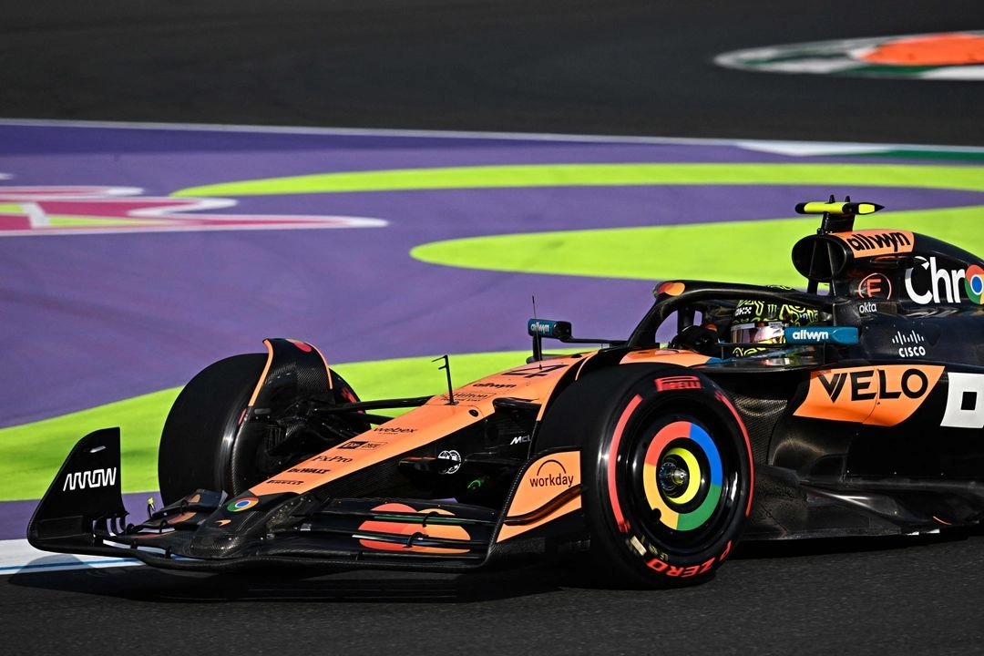 El piloto británico de McLaren, Lando Norris, conduce durante la tercera sesión de prácticas del Gran Premio de Fórmula Uno de Arabia Saudita 2025 en el Circuito Corniche de Yeddah, el 19 de abril de 2025.

