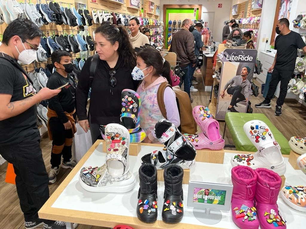 Continúa El Buen Fin, los consumidores aprovechan las ofertas y facilidades de pago que ofrecen las tiendas participantes, en la Ciudad de México, el 19 de noviembre de 2022. Foto María Luisa Severiano