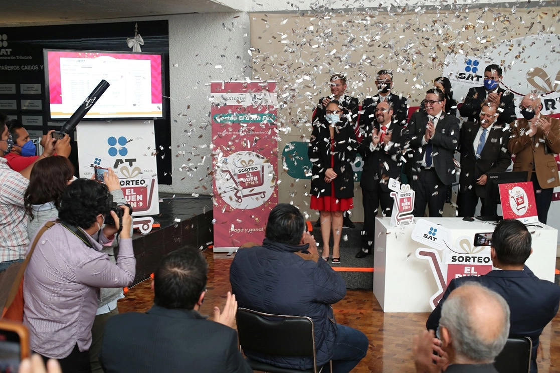 Aspectos del sorteo del Buen Fin este viernes. Foto José Antonio López