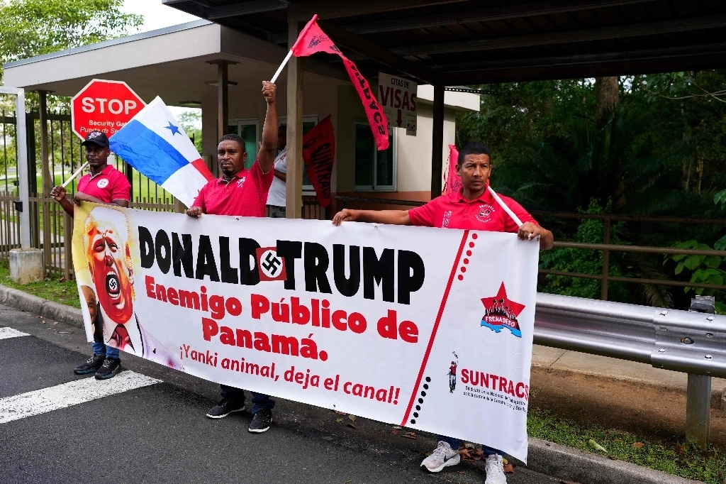 Manifestantes protestan frente a la embajada de EU en territorio panameño tras las amenazas de Donald Trump de retomar el control del Canal de Panamá. Foto Afp