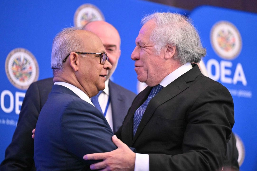 El Secretario General electo de la OEA, Albert Ramdin, abraza al Secretario General saliente de la OEA, Luis Almagro, durante una Asamblea General especial de la Organización de los Estados Americanos (OEA) para elegir al nuevo Secretario General, en la sede de la OEA en Washington, DC, el 10 de marzo de 2025. Ramdin, el nuevo Secretario General, ocupará el cargo de 2025 a 2030.