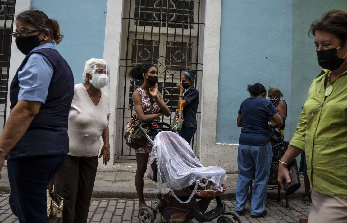 Compradores esperan su turno para ingresar en una tienda estatal en La Habana, Cuba, el 16 de febrero de 2022. Foto Ap