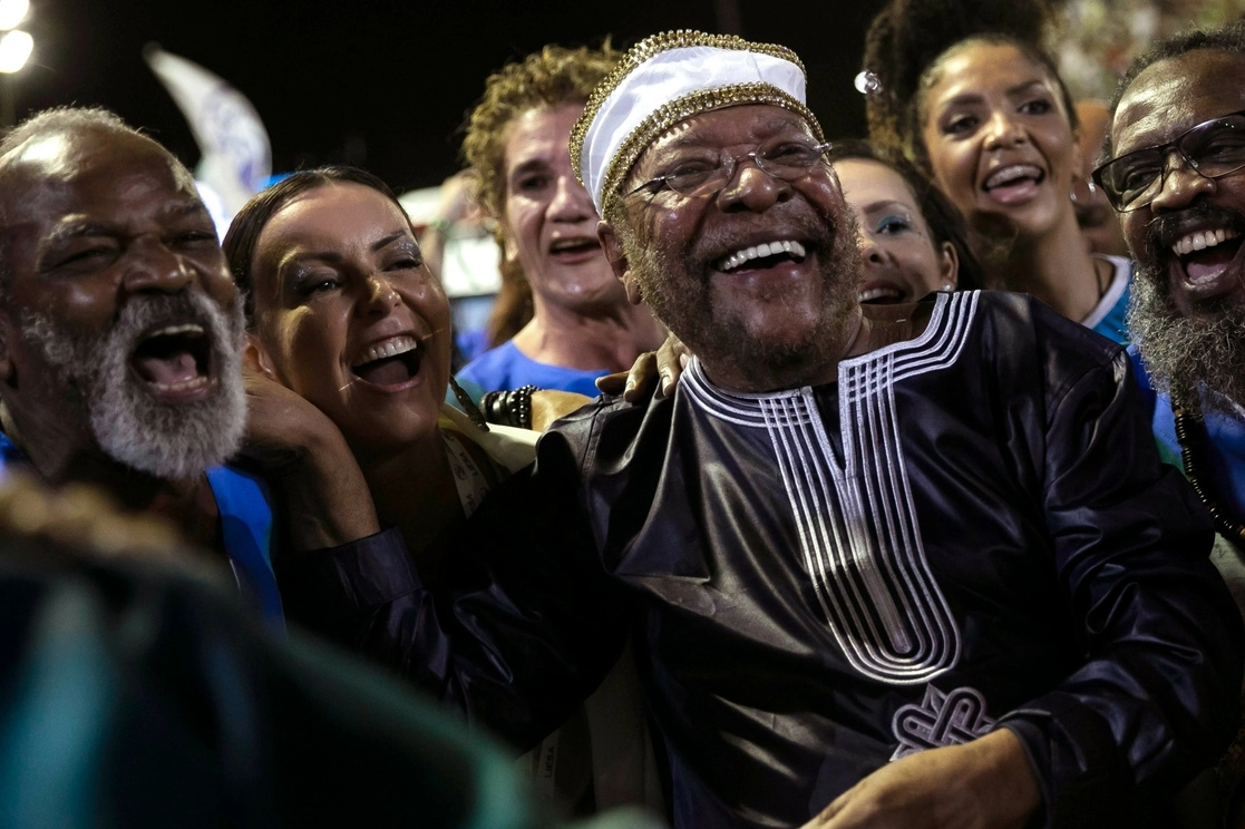 El cantante Martinho da Vila (segundo a la derecha), fue homenajeado ayer por la escuela Vila Isabel. Foto Ap