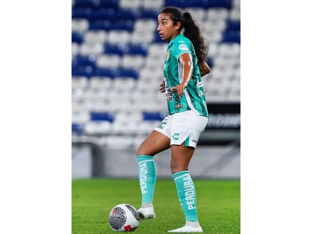 La futbolista denunció que durante su lesión, el club sólo le puso hielo en los ojos y le dio ibuprofeno. Foto @ana_campaa



