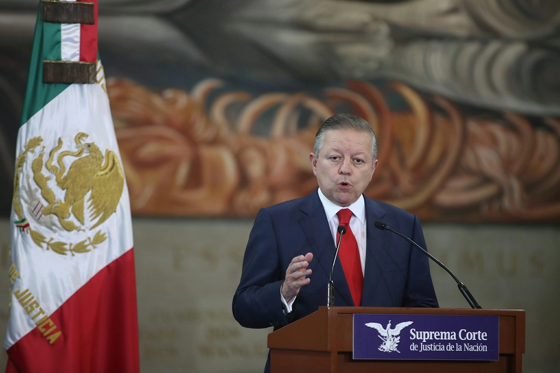 El caso Ayotzinapa es un asunto de Estado, y para resolverlo los tres poderes de la Unión deben cumplir con responsabilidad, advirtió ayer el ministro presidente de la Suprema Corte de Justicia de la Nación, Arturo Zaldívar. Foto José Antonio López