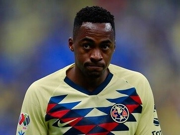 Tras el episodio de violencia hacia su pareja y ser dado de baja del América, el Atlas le abrió las puertas al futbolista ecuatoriano. Foto Jam Media