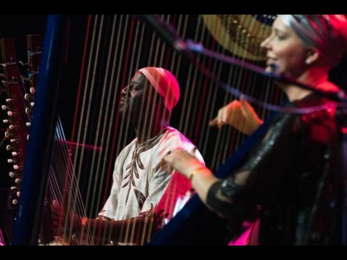 La cartelera virtual se desarrollará a partir de este miércoles y hasta el domingo. El dueto de Seckou Keita y Catrin Finch, en la imagen, forman parte del programa inaugural. Foto cortesía Jon Razinger / FIC