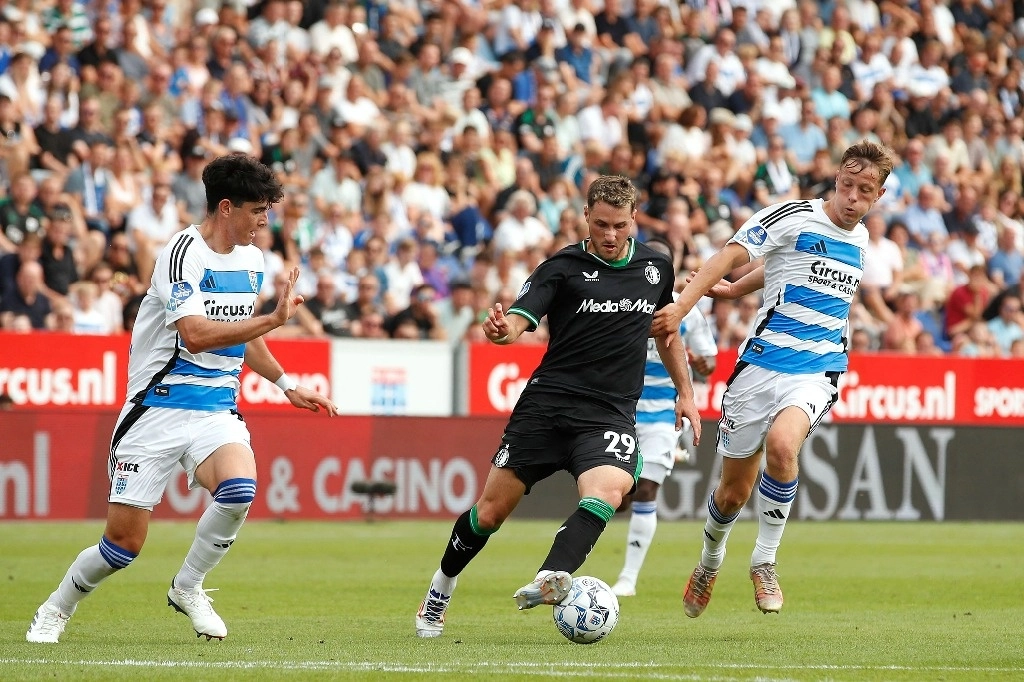 Partido de fútbol de la primera división de la Eredivisie holandesa entre el PEC Zwolle y el Feyenoord en el estadio MAC Park de Zwolle, el 18 de agosto de 2024. Foto Afp