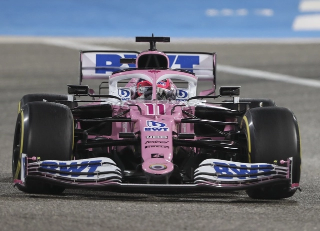 El piloto mexicano, Sergio Pérez, conduce su auto durante el Gran Premio de Fórmula Uno de Bahrein en Sakhir, el domingo 29 de noviembre de 2020. Foto Ap