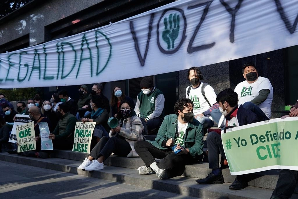 Comunidad del CIDE se manifiesta afuera del edificio de las oficinas del Conacyt en Avenida Insurgentes de la Ciudad de México. Foto Pablo Ramos