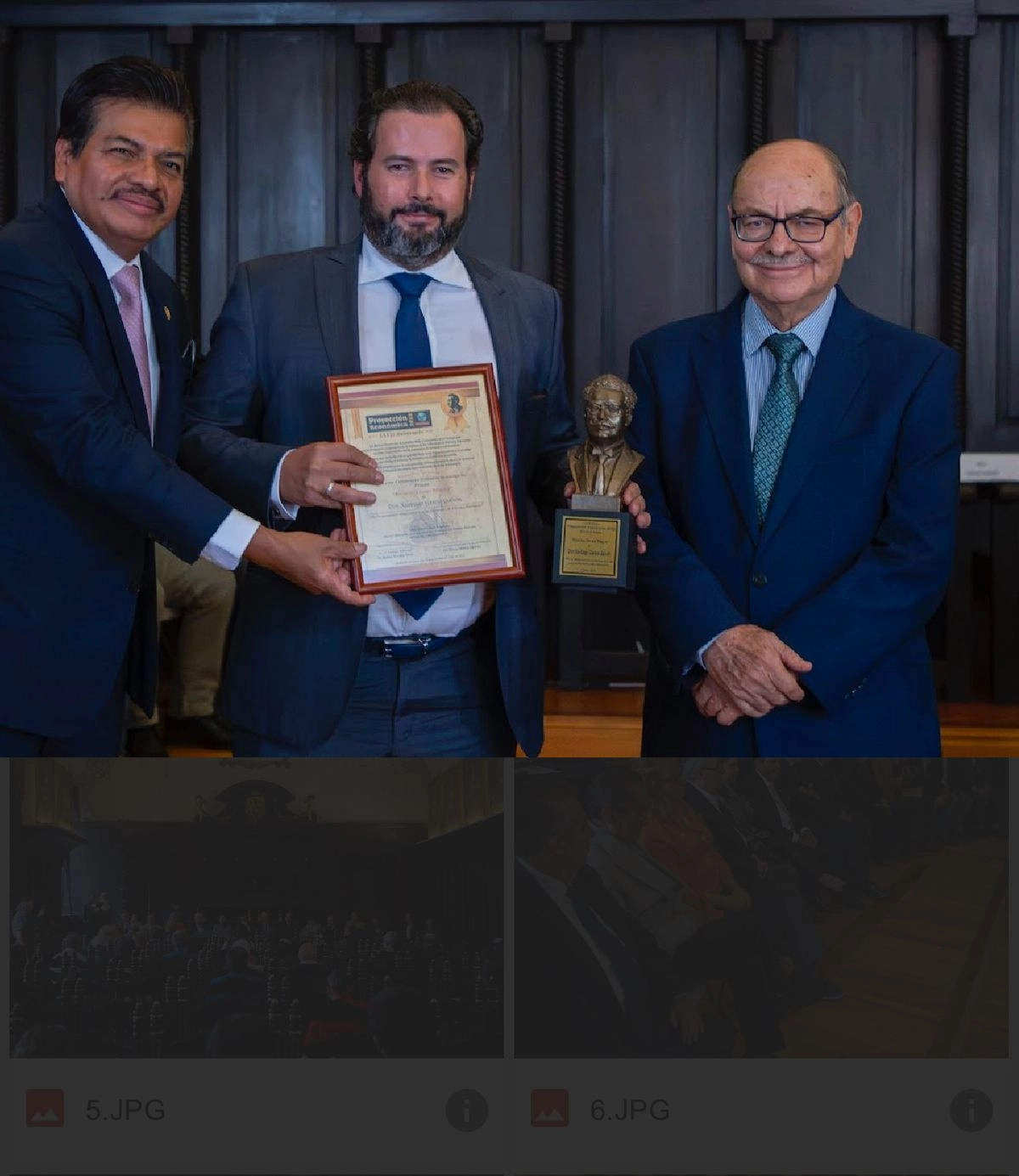 Santiago García Galván dedicó el reconocimiento a su esposa Georgia Clark y a su hijo Alejandro. Foto