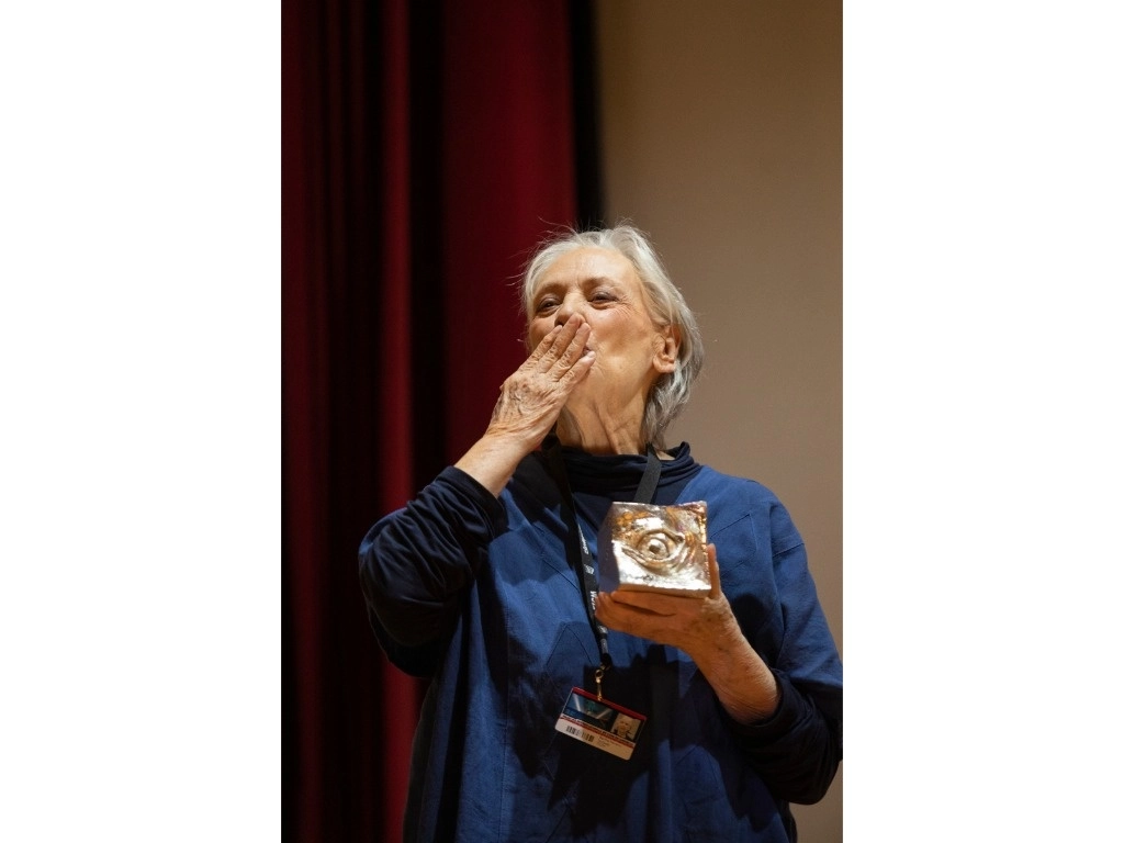 Bertha Navarro, productora y directora de cine, en la develación de su butaca y la entrega de la escultura El Ojo en el FICM. Foto cortesía Enrique Castro 