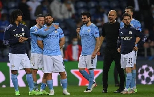 Tras la derrota, Sergio Kun Agüero (10), máximo goleador histórico de los Citizens y quien se despide así del equipo, llora desconsolado. Foto Afp