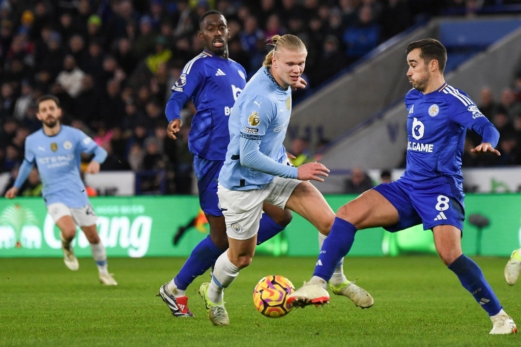 Erling Haaland, del Manchester City, en el centro, disputa el balón con Harry Winks, del Leicester, durante el partido de la Liga Premier inglesa entre el Leicester City y el Manchester City en el estadio King Power en Leicester, Inglaterra, el 29 de diciembre de 2024. Foto Ap