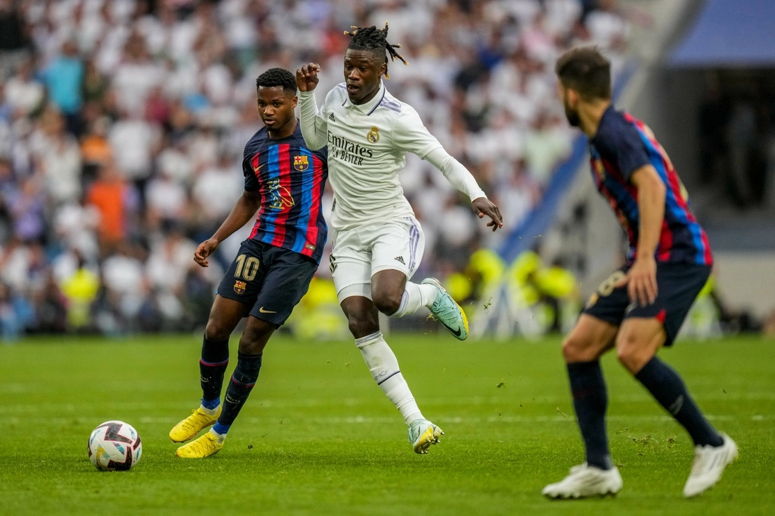El clásico del futbol español se disputo en la cancha del estadio Santiago Bernabéu, casa del Real Madrid. Foto Ap 