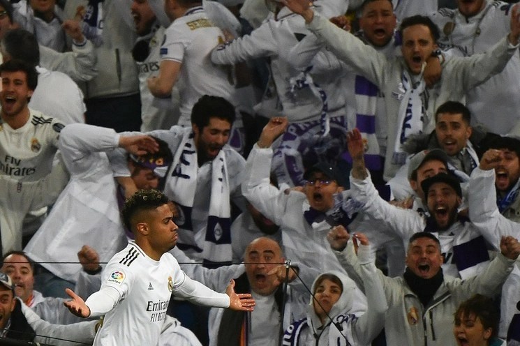Mariano Díaz celebra su anotación frente a la afición de su equipo, en el clásico del futbol español. Foto Afp