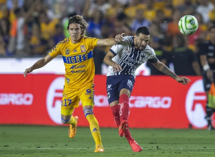 El primer duelo de la semifinal entre Tigres y Monterrey, en el estadio Universitario, quedó tablas y todo se definirá en la cancha de los Rayados este sábado. El primer tanto lo realizó el equipo visitante con un tiro libre que sorprendió al portero felino Nahuel Guzmán, al minuto 34. La igualada se dio al 49 con una diagonal de Javier Aquino que definió Sebastián Córdova. Foto Cuartoscuro 