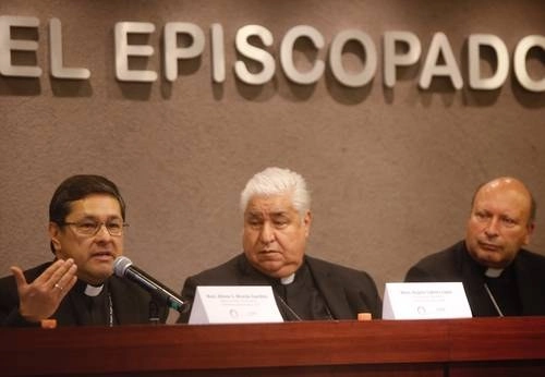 Desde la izquierda, Alfonso G. Miranda y Rogelio Cabrera López –secretario general y presidente de la CEM–, con el nuncio apostólico, Franco Coppola. Foto Guillermo Sologuren