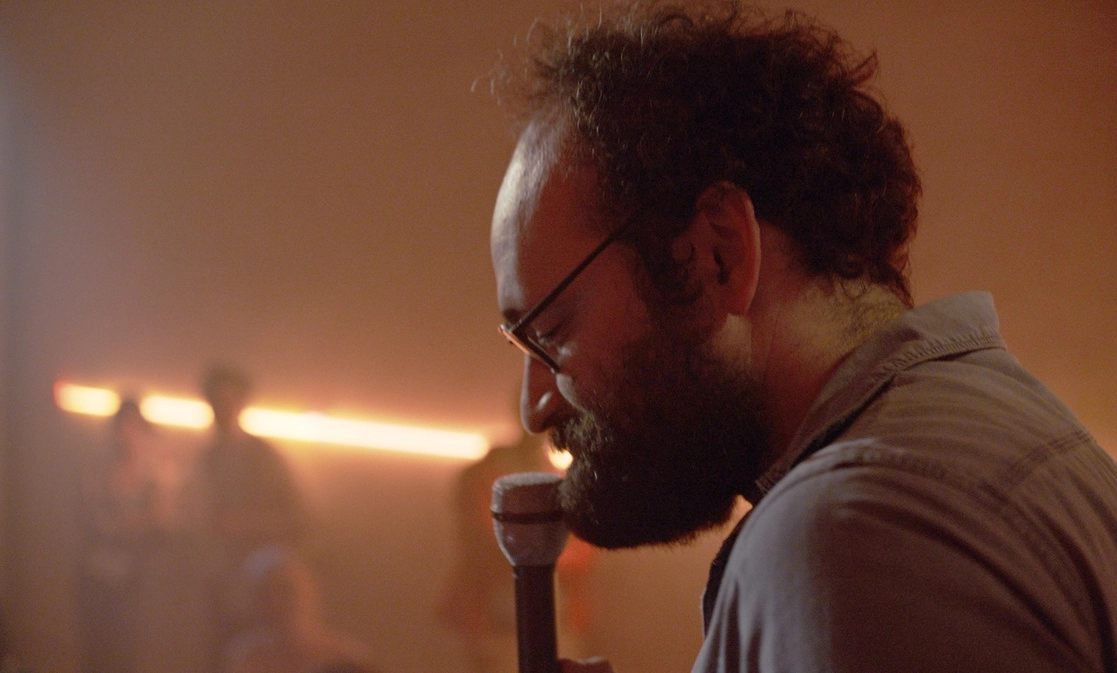 El comediante, codirigida por el músico Rodrigo Guardiola y el mismo Gabriel Nuncio (en imagen), llega a Netflix luego de su estreno en el Festival Internacional de Cine de Guadalajara, donde ganó los premios a mejor película y mejor fotografía. Foto Netflix/Ap