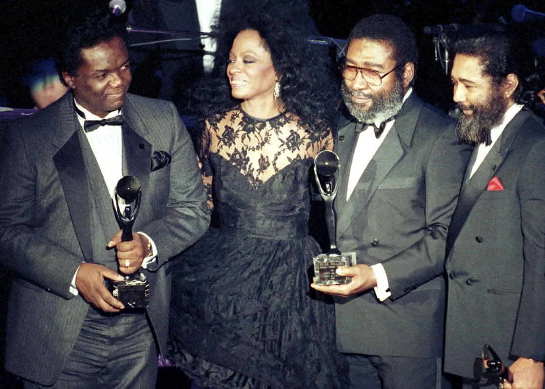 La cantante Diana Ross, ex integrante del grupo The Supremes, y el trío de compositores de Motown (desde la izquierda), Lamont Dozier, Brian Holland y Eddie Holland, conocidos como Holland-Dozier-Holland, el 17 de enero de 1990, tras su introducción al Salón de la Fama del Rock And Roll. Foto Ap