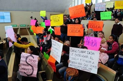 Ciudadanos protestaron ayer en el Congreso de Guanajuato, horas antes de ser aprobado el dictamen que autoriza el crédito que solicitó el gobernador Diego Sinhue y fue aceptado por legisladores para proyectos de inversión pública productiva. Foto Carlos García Balandrán