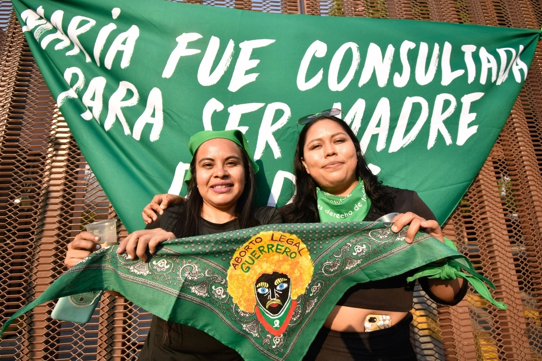 Los legisladores aprobaron ayer la interrupción legal del embarazo, hasta las 12 semanas de gestación, con 30 votos en favor, 13 en contra y una abstención. La entidad se sumó a la CDMX, Hidalgo, Oaxaca, Baja California, Sinaloa, Colima y Veracruz en este terreno. Colectivos (imagen), Inmujeres y la CNDH celebraron la iniciativa impulsada por la gobernadora Evelyn Salgado. Foto Cuartoscuro