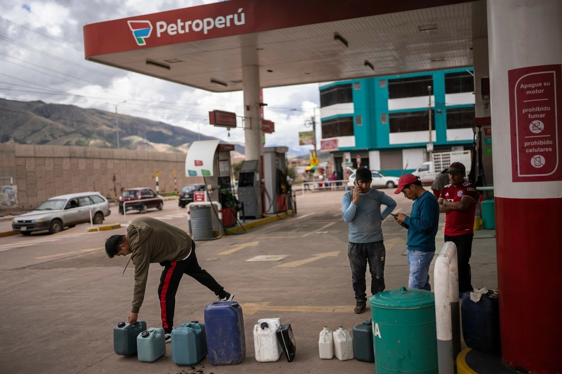 Los bloqueos en vías de comunicación de Perú han generado desabasto de combustible. Foto Ap