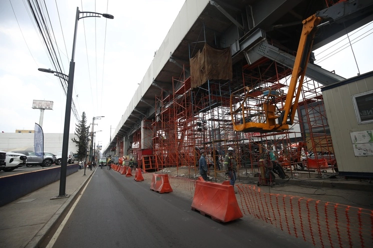Trabajos de rehabilitación de la línea 12 del Metro, tras el cierre de 11 estaciones para reforzar el tramo elevado por presuntas fallas estructurales. Foto Yazmín Ortega Cortés / Archivo