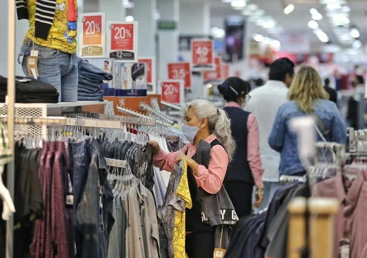 Compras en una tienda de la capital del país. Foto Marco Peláez / Archivo

