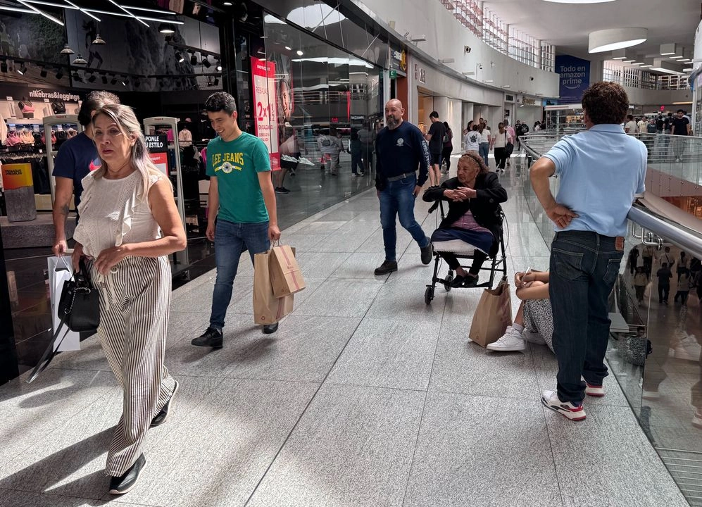 Compras en una plaza comercial de la capital del país, el 16 de febrero de 2025. Foto 