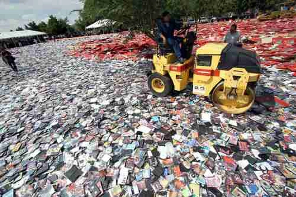 Canacintra pide un combate efectivo del comercio ilegal de mercancías. Imagen de archivo la destrucción de miles de productos pirata en Jalisco. Foto Notimex