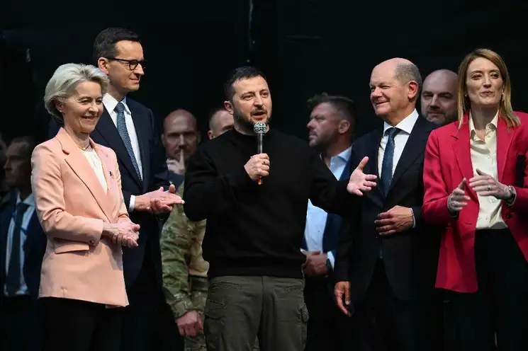 El presidente de Ucrania, Volodymir Zelensky (al micrófono), luego de recibir el Premio Internacional Carlomagno de Aquisgrán 2023. Lo acompañan, de izquierda a derecha: la presidenta de la Comisión Europea, Ursula von der Leyen; el premier de Polonia, Mateusz Morawiecki; el canciller alemán, Olaf Scholz, y la presidenta del Parlamento Europeo, Roberta Metsola. Foto Afp