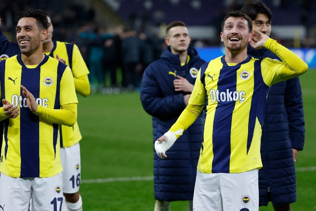 Los jugadores del Fenerbahce reaccionan al final del partido de vuelta de los playoffs de la Liga Europa entre Anderlecht y Fenerbahce en el estadio RSC Anderlecht en Bruselas, el 20 de febrero de 2025. Foto Ap