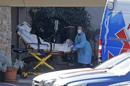 Un paciente es sacado en ambulancia del Life Care Center en Kirkland, ubicado cerca de Seattle. El hogar de ancianos está en el centro del brote del coronavirus en el estado de Washington. Foto Ap