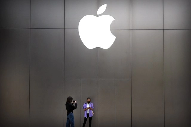 Apple Inc va a retrasar en al menos un mes el aumento de la producción de su principal producto, el iPhone, debido a la pandemia del coronavirus. Foto Ap 